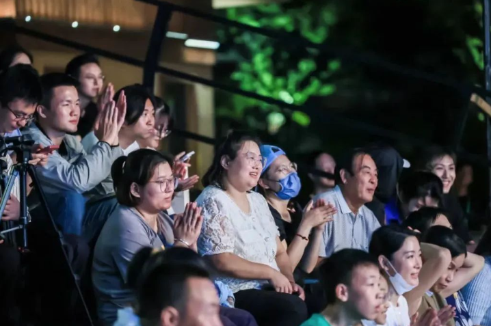 青年導(dǎo)演創(chuàng)作扶持計劃現(xiàn)場演出引觀眾掌聲（濟(jì)寧新聞網(wǎng)）